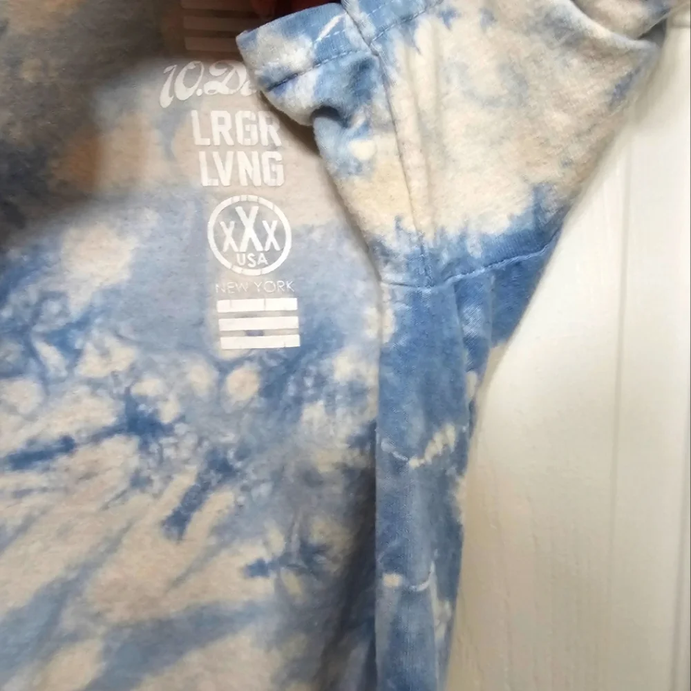 ✨️3/$20 Tees✨️ 10.Deep Blue Cloud Tie-Dye Graphic Short Sleeve T-shirt - No Tag - Picture 3 of 7